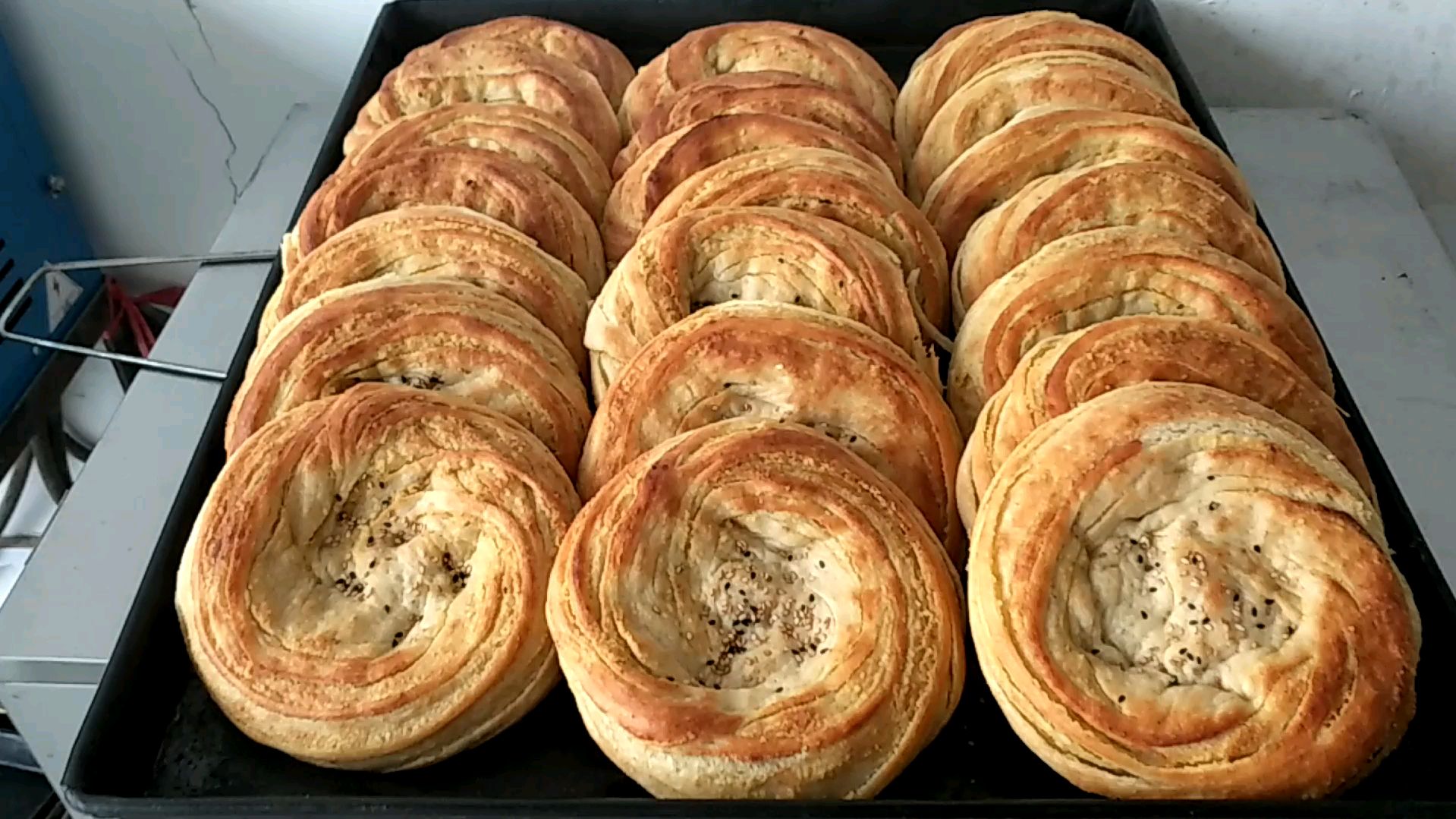 探秘供不应求特色 b>油酥烧饼制作 /b>现场,讲究传承老工艺,纯手工