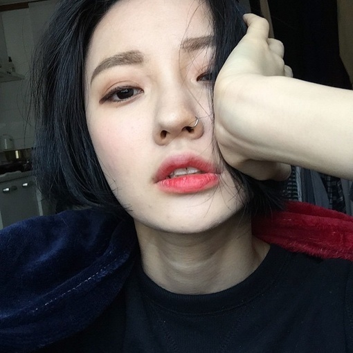 这个在个性网上很火的韩国短发女生叫什么?
