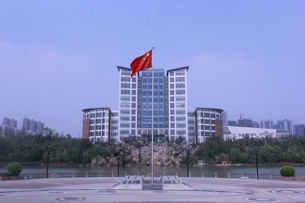 地铁线路:成都地铁二号线一期终点站成都行政学院站距川师成龙校区4