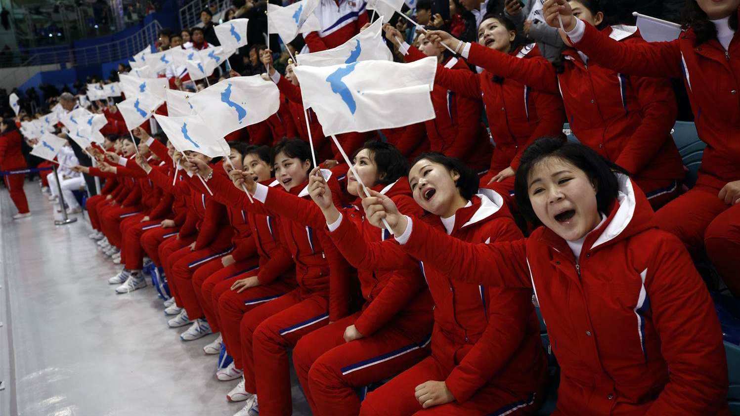 朝韩联队亮相平昌冬奥 朝鲜拉拉队有节奏助威