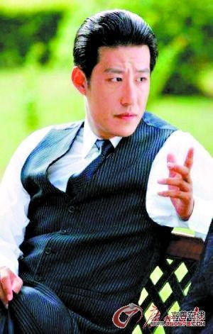 然后靳东是在《闯关东》里的老四龟田一郎,最近更是因为《伪装者》里