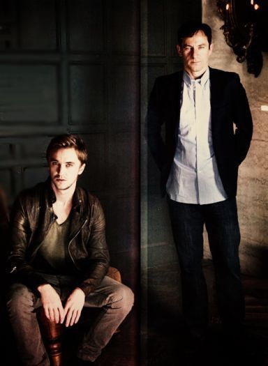 求汤姆费尔顿的一张图跟hp中扮演他父亲的角色演员一起黑色调子父亲是