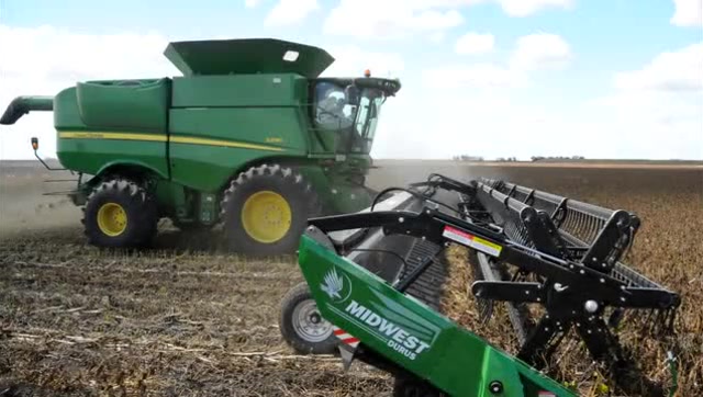 约翰迪尔s690配世界最大18米割台收绿豆