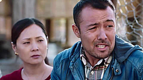 《花开时节》热播 李梦男公翠英开摘戈壁上的盛夏"果实"