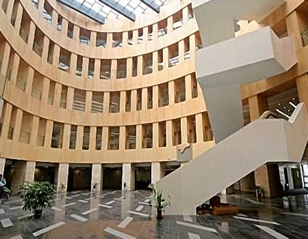 加州圣莫尼卡学院的基本概况,学费(这一两年的),要求是怎样,谢谢.