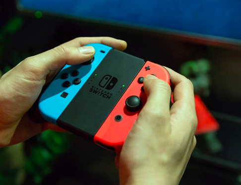 switch可以同时连一副joycon和pro手柄然后三个人一起玩吗