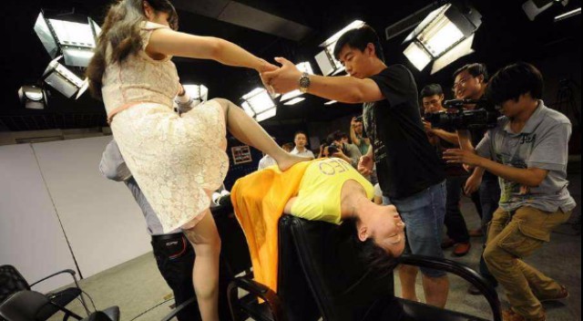 实拍女子被 催眠变 钢板 同事挨个踩上去测试