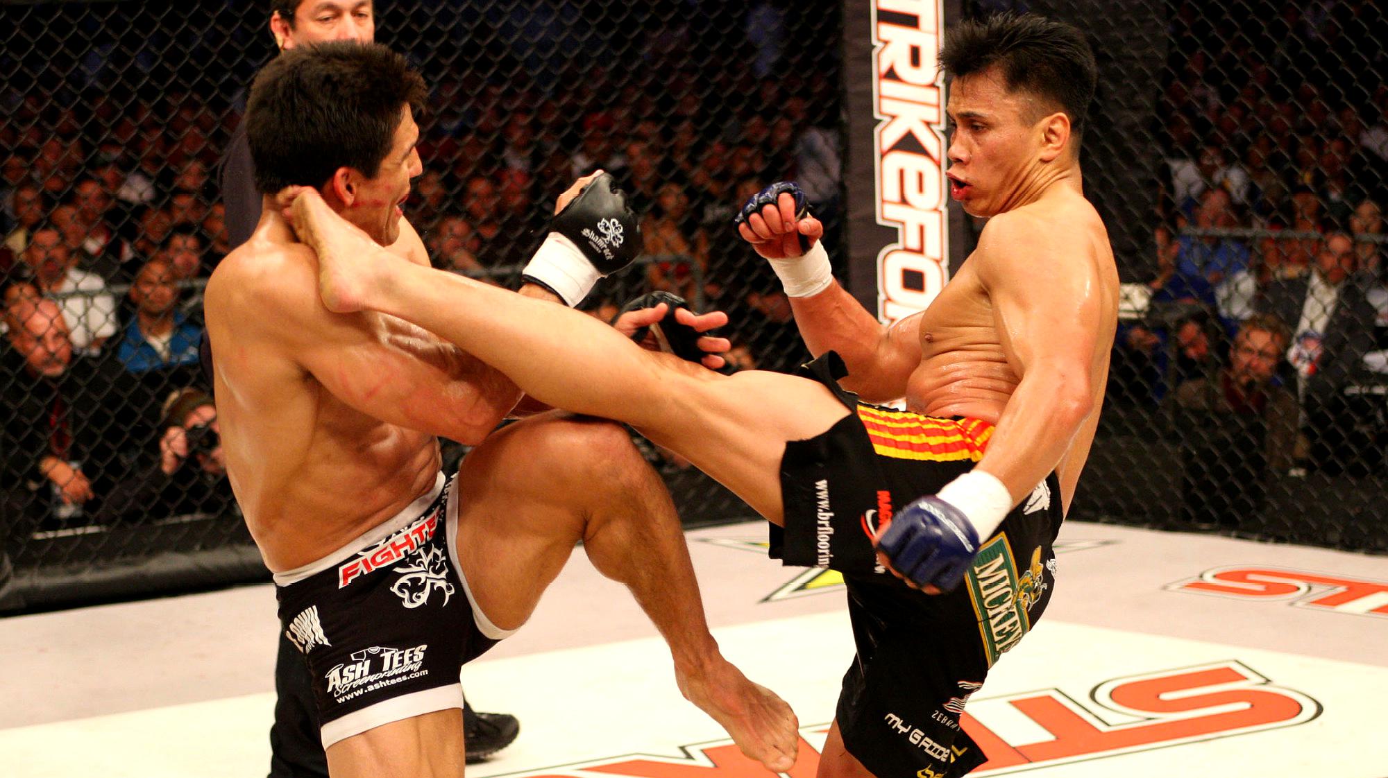 散打王 b>康李 /b>在 b>mma /b>比赛打伤对手,高鞭腿直接让对手无力