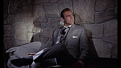 [图]How to Pair Socks Like James Bond - Suits of James Bond