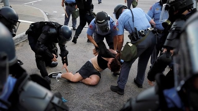 美国警察暴力执法集锦:当街对狗连开数枪,女黑人倒地求饶被枪杀