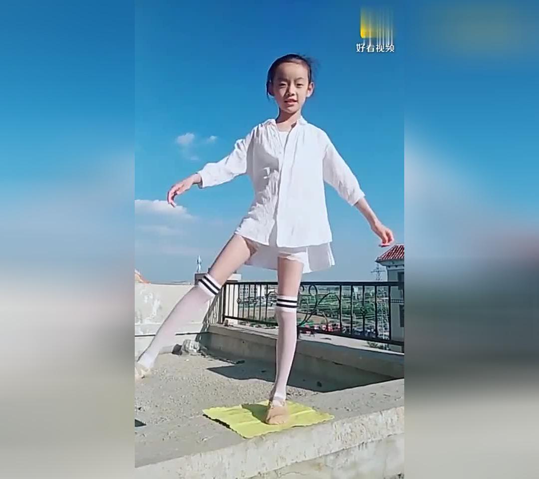 小萝莉 穿白丝在楼顶上做瑜伽,太萌了