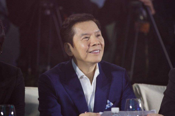 向华强前妻丁佩有何能力,让向华强和她离婚还养她?