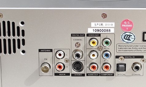 看到从右边数第二排那个aux in 口了吗.