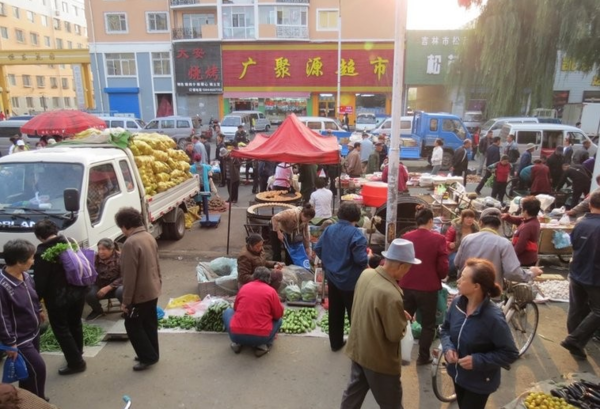 吉林市八一早市又称兴隆街早市,位于丰满区兴隆街,由于早市占用了道路