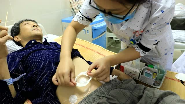 患者正在使用胰岛素泵