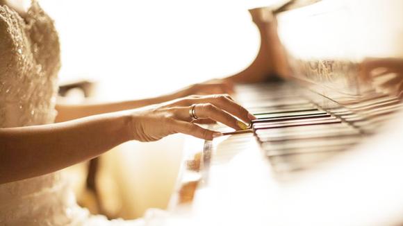 视频- 钢琴教学:看看 弹钢琴时如何做到手臂放松, 手指