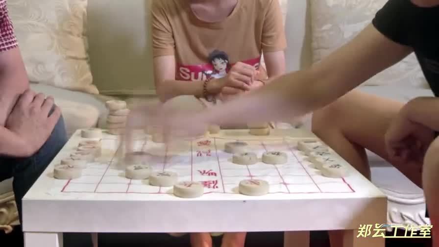 [图]儿子和棋王老爸过招,老爸却一直败北,原来有高手相助