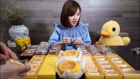 美女 大胃王密子君 吃巧克力 一块都不愿意与饲养员分享