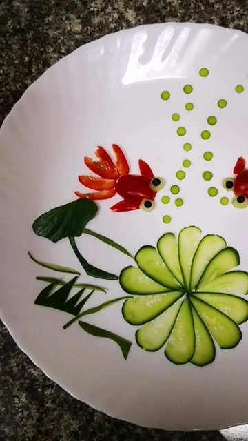 漂亮的 金鱼戏莲