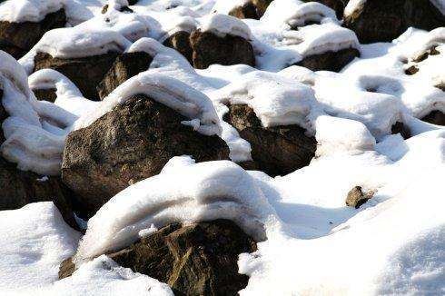 为什么教科书说沟渠里的积雪化得快的一面是北方,画的慢的一面是南方