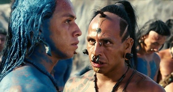 电影 野蛮人 猎杀取乐 应该是古代的人猎杀奴隶,努力身上涂满蓝色