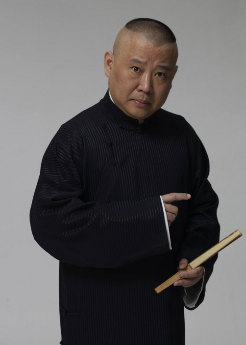 1979年投身艺坛,先拜评书前辈高庆海学习评书,后跟随相声名家常宝丰