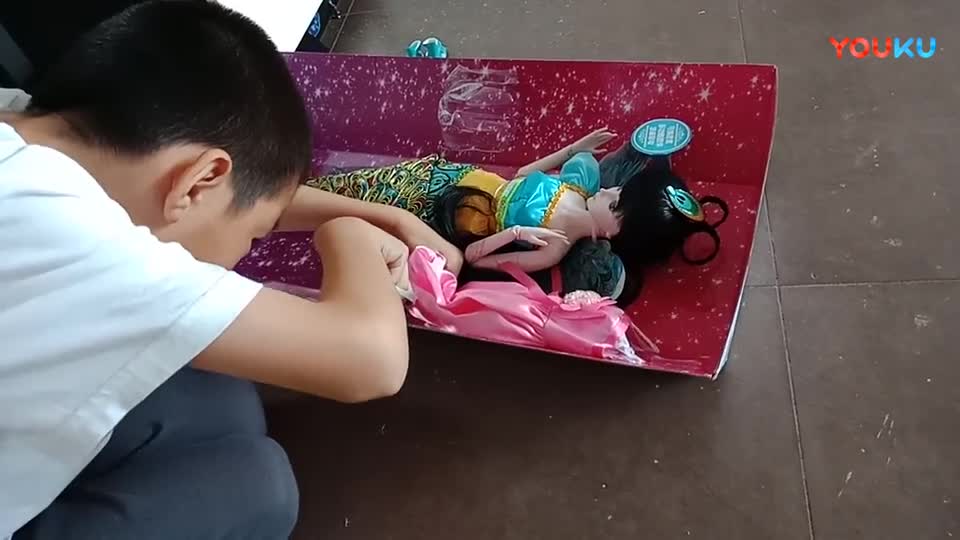  b>叶罗丽娃娃拆封 /b>孔雀视频