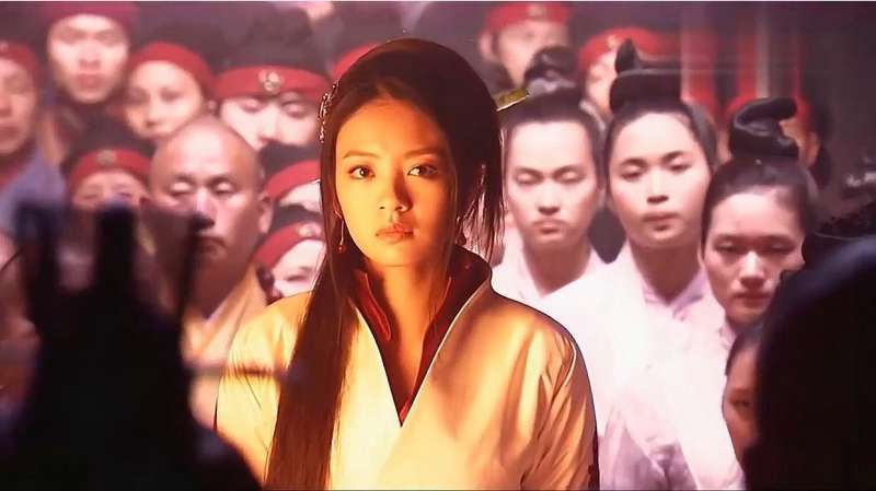 邓超版倚天屠龙记,赵敏出现抢婚,周芷若愤怒的使出邪功,霸气