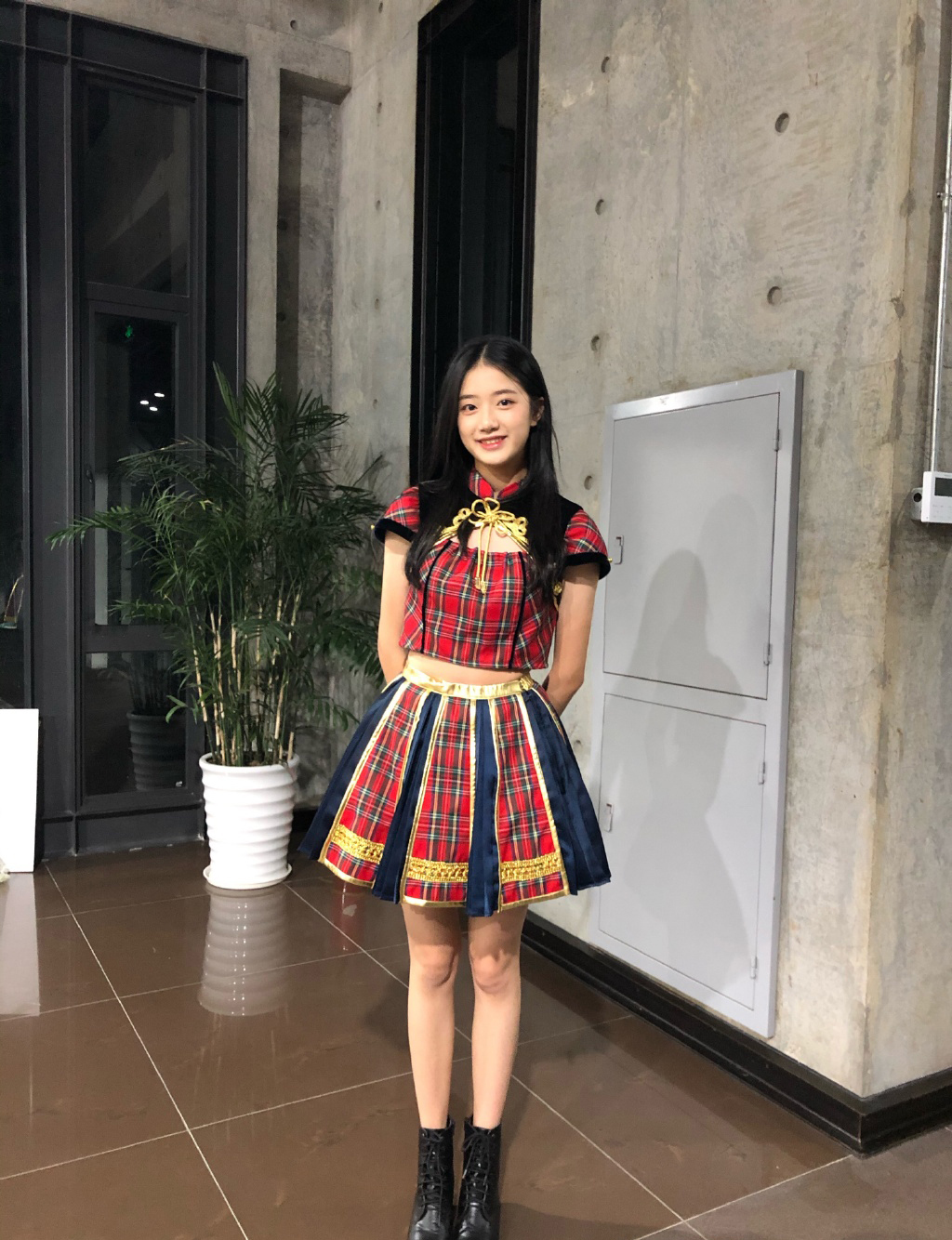 胡馨尹短裙制服甜美照片