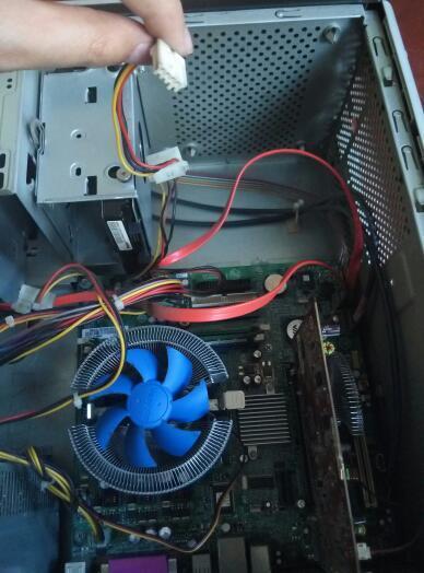 电脑开机显示器没反应