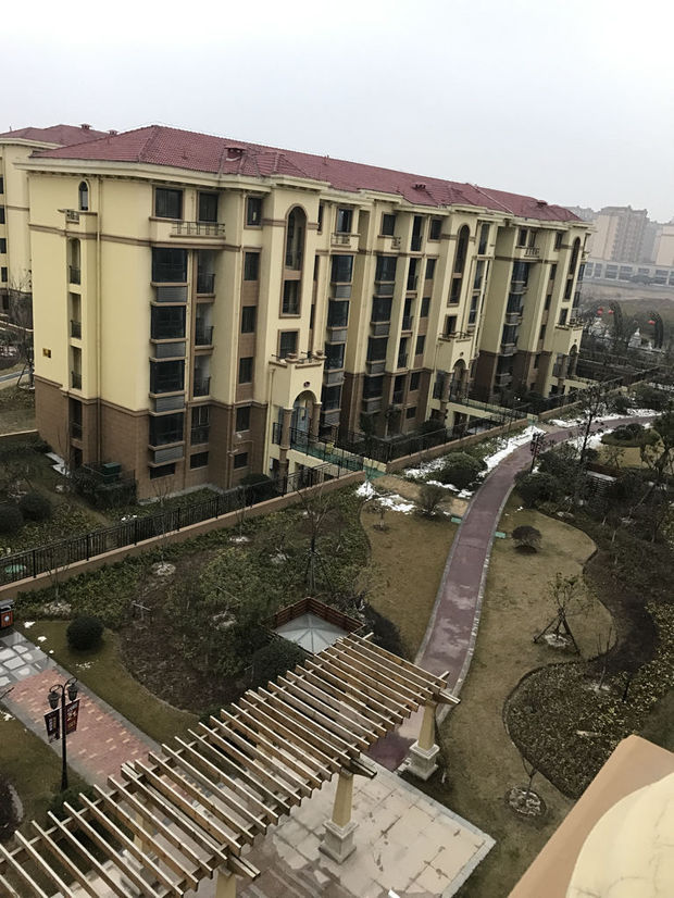 我买的多层楼房,一共五楼,上面没有阁楼,有隔层,说上面都处理的很好