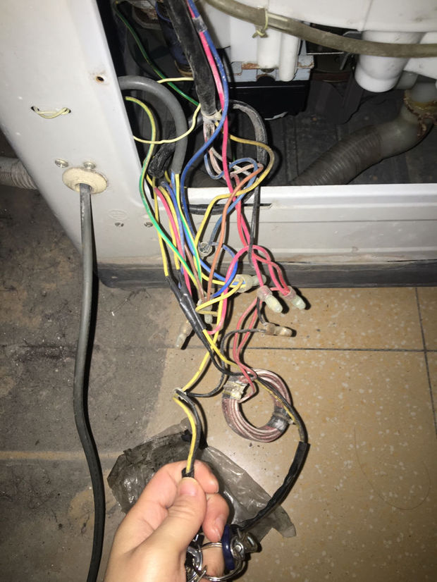 我台金羚洗衣机 怎样找这个保险管 里面的电源线找遍了 怎么没有 到底