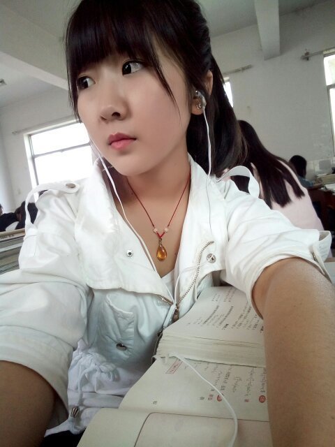 我157的个子,有一件白色雪纺衫,橘黄色七分裤