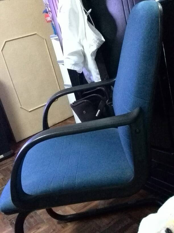 这种电脑椅的扶手坏了,用什么胶水比较好?