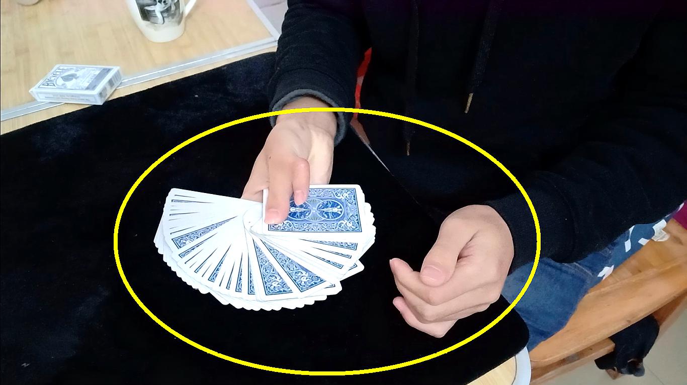 最详细 b>牌技揭秘 /b>,教你轻松完成扑克开扇,帅气又实用!