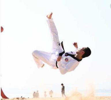 一个人能做出跆拳道3000度的旋风踢可能吗