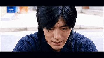 是由韩国导演朴成均指导的,申贤俊崔成国主演的喜剧动作类电影