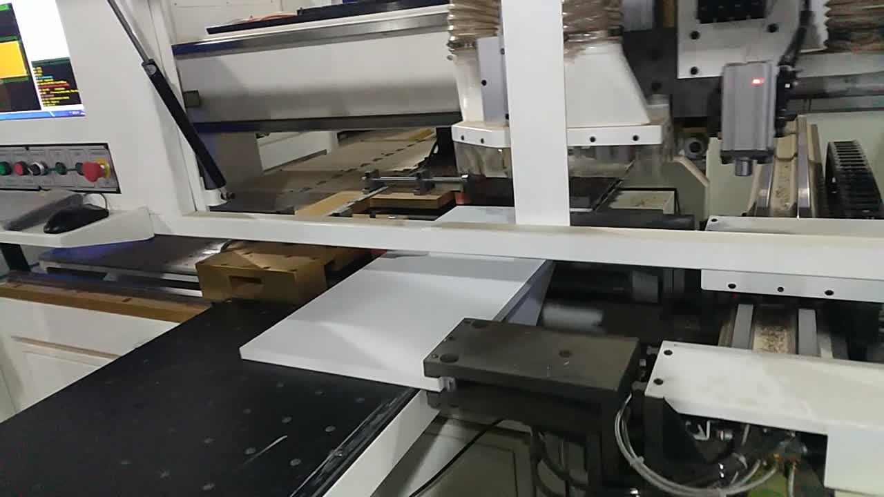 桦桦机械-超高清全自动数控六面钻铣加工中心加工板件3