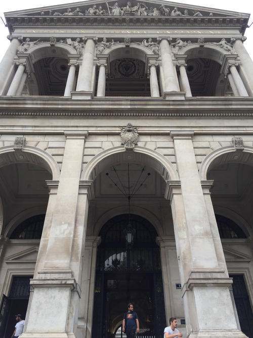 玻利维亚大学护栏崩落致7名学生坠楼身亡,校方是否需要承担一定的责任