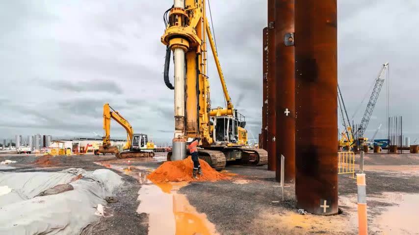 实拍 钢管打桩施工过程!机器操作很灵活,令人佩服