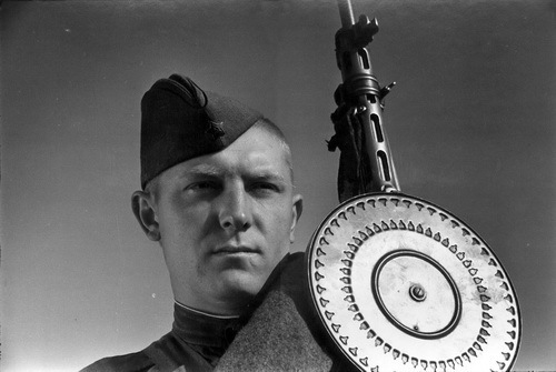 二战时苏联红军装备过一种奇形怪状的机枪,用一个大圆盘供弹,这枪叫