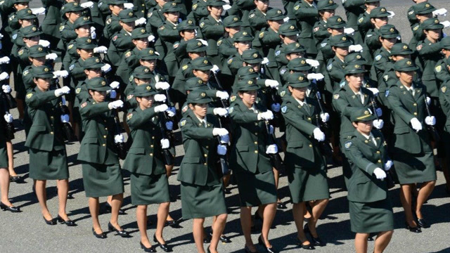 日本人 队列表演:这是要挑战中国三军仪仗队的节奏哦