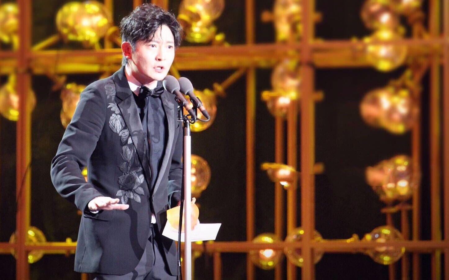 郭京飞】现场代好友 雷佳音领奖并调戏之