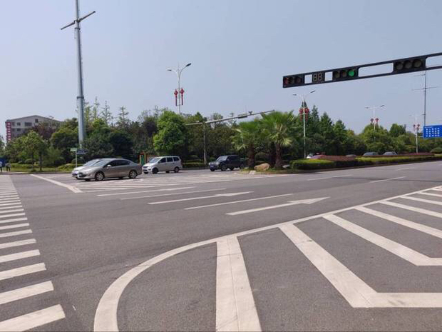 红绿灯路口实线图片