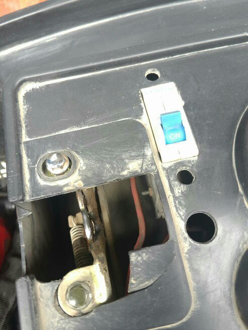 电动车后座下面的开关断路器有根红线断了有事吗?