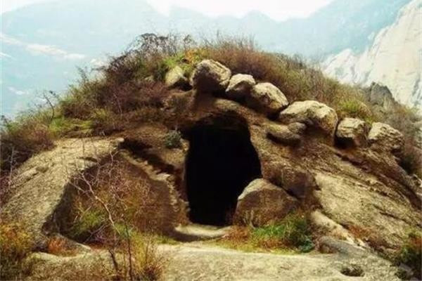 华山著名景点"洞里翁",翁身比洞大,究竟是如何放进去的?