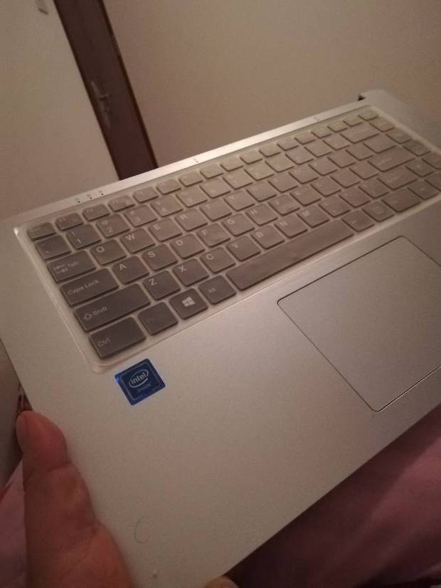 笔记本电脑屏幕坏了。直接分离丢了。剩下一半