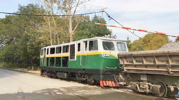 南京中国水泥厂湖山窄轨小火车视频,这样的窄轨火车,你见过吗?