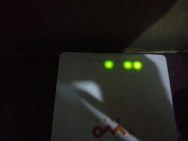 联通宽带猫上的PoN灯一直闪怎么回事?