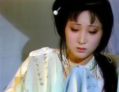 时非常敬业,她本来已十分消瘦,为了更接近林黛玉去世前形销骨立的状态